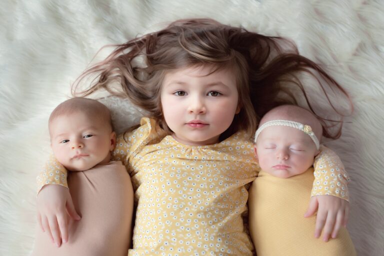 Top 5 Tips for Taking Newborn Pictures with Siblings